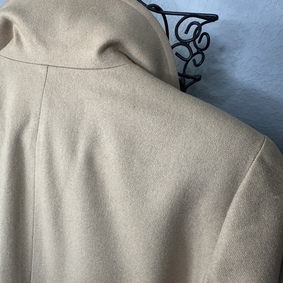 Pendleton Virgin Wool Coat: Classic Camel Outerwear for Timeless Style - Picture 16 of 16